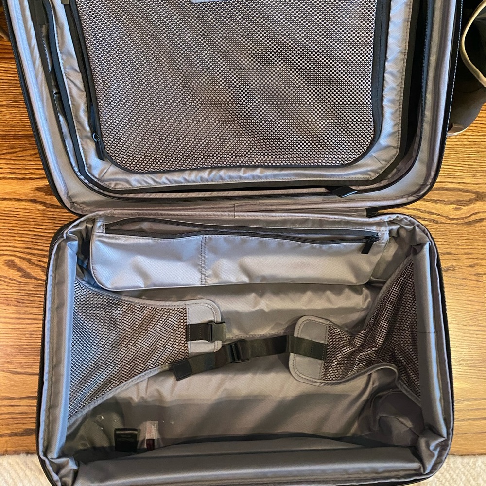 Tumi carryon - Picture 4 of 5